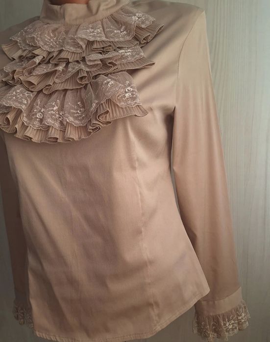 Bluză elegantă cu volane și dantelă