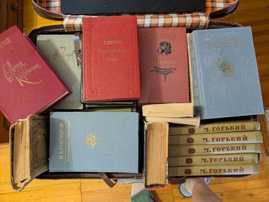 продаю книги советская классика в очень хорошем состоянии