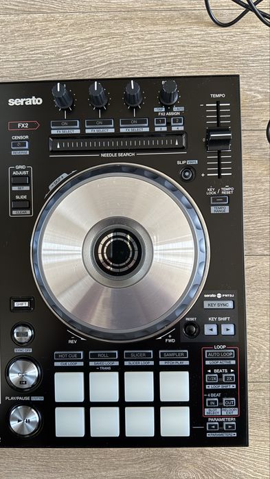 Pioneer DDJ-SR2 контролер с куфар UDG, Decksaver, ChromaCaps, Voucher