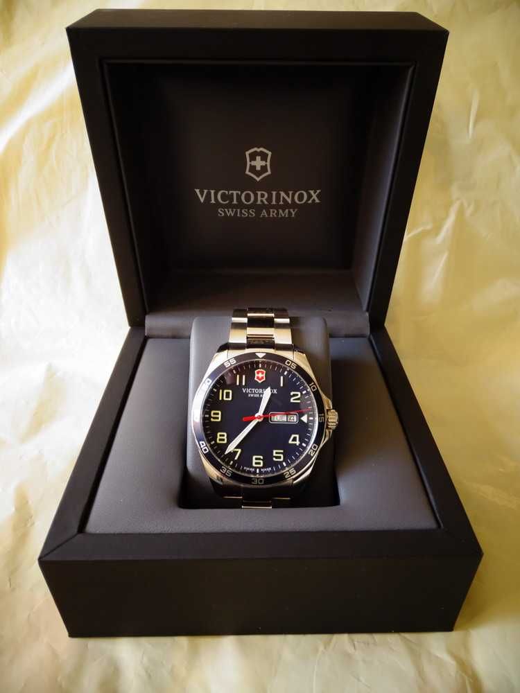 Продавам нов швейцарски часовник Victorinox Swiss Army Fieldforce
