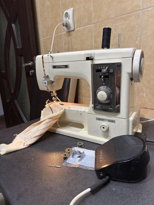 Masina de cusut festinat si butoniere Privileg Germania