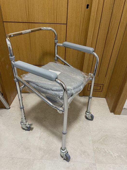 Сгъваем инвалиден стол с гърне и колелца MBK-156
