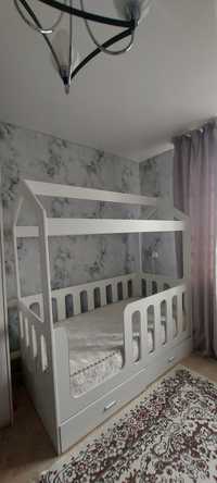 Продаётся детская кровать домик