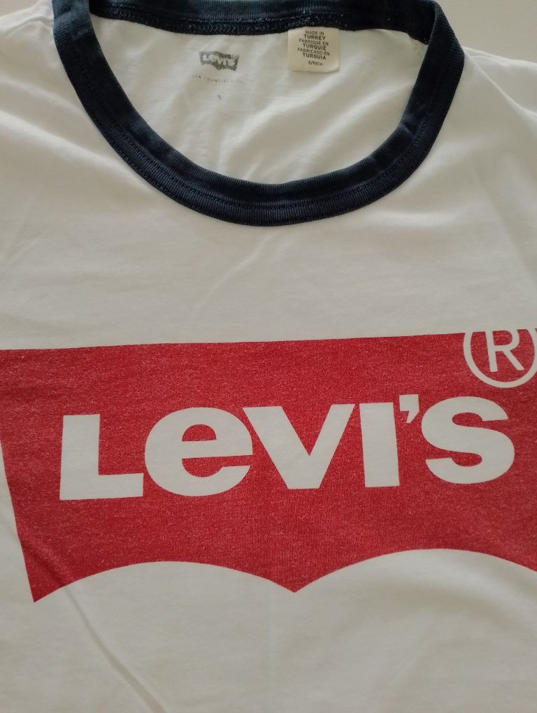 Vand tricou Levi's,produs original,marimea M,in stare buna.