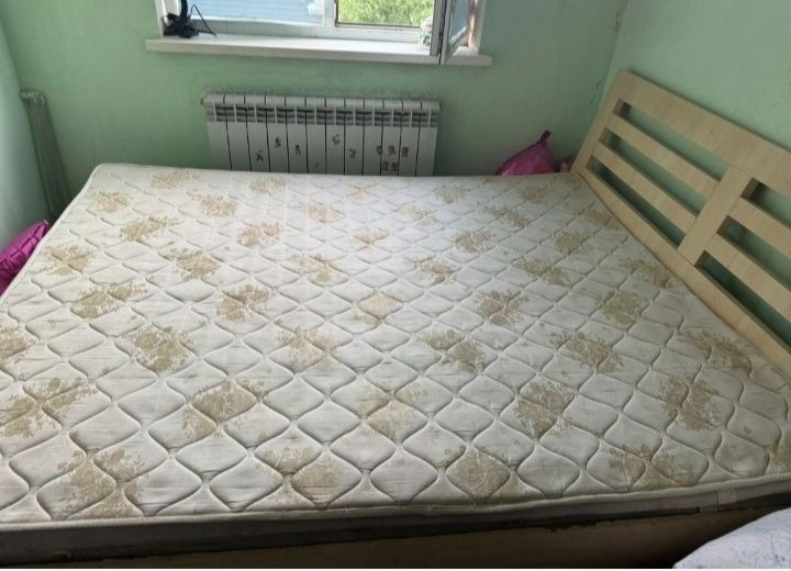 Кровать с матрасом.