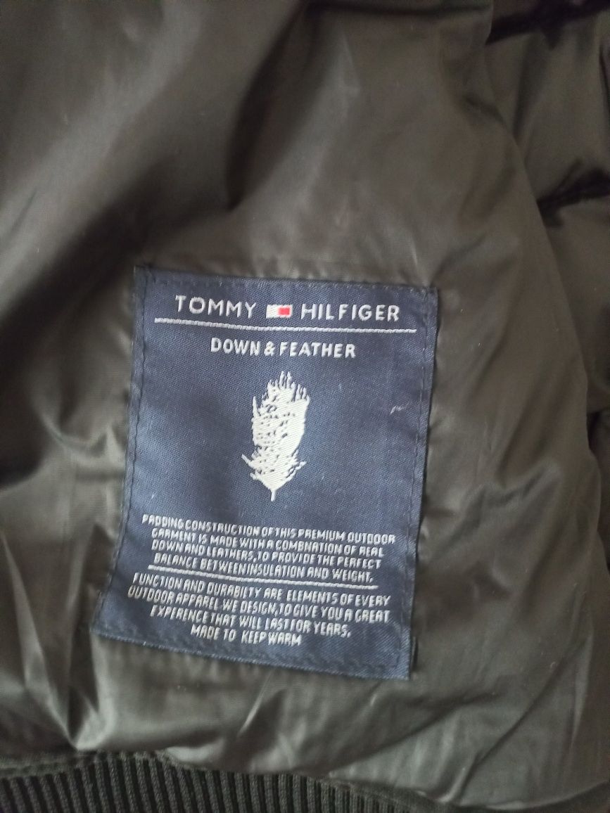 Продавам преходно пухено яке с текстилни ръкави, Tommy Hillfiger!