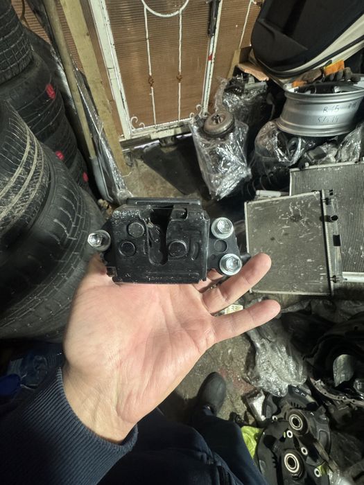 Замки багажника капота тойота ярис седан хэтчбек 2006/2012