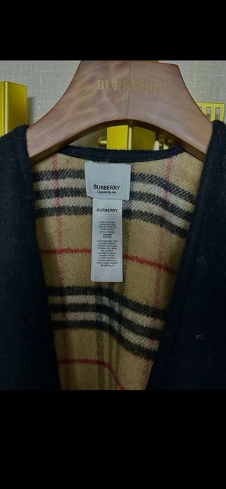 Poncho Burberry model 2026-iarnă