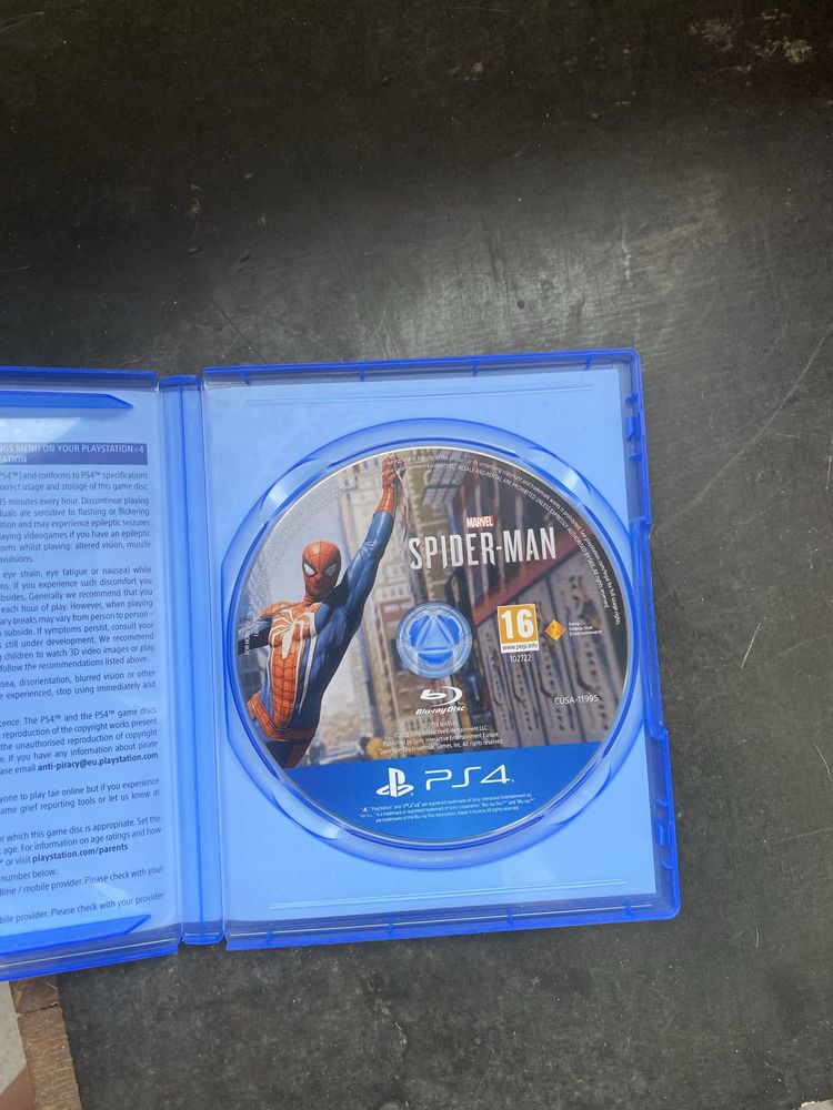 Playstation 5 + 3 игри вид диск