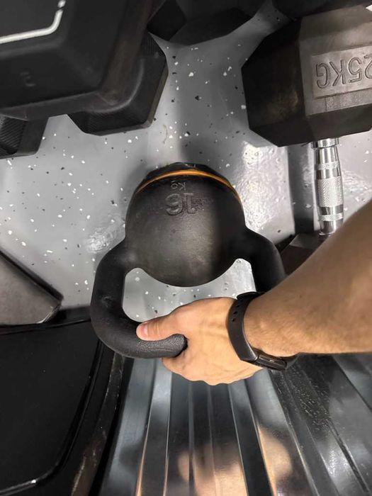 Gantere Hexagonale 15kg, 17kg, 25kg și kettlebell de 16kg.