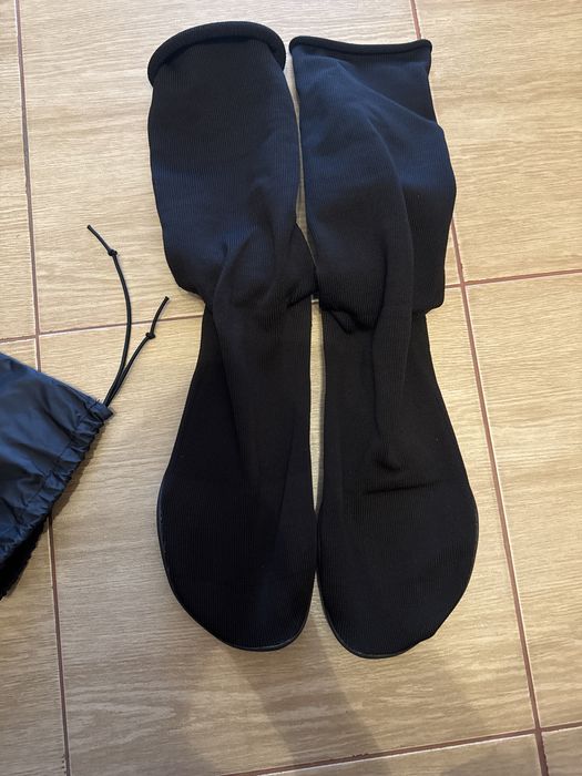 Yeezy pods.