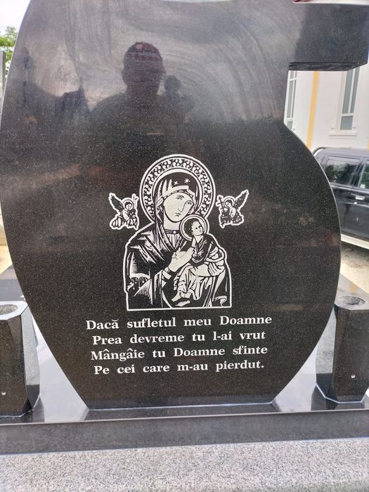 Monumente funerare din granit