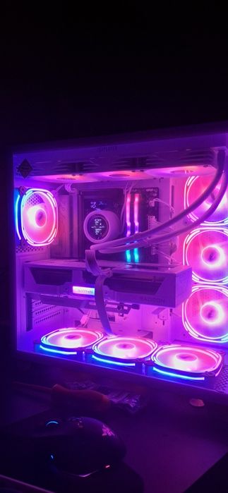 PC Gaming Ryzen 7 9800X3D 32 GB RX 9070 XT