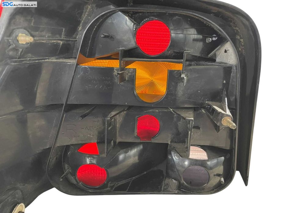 Stop Tripla Lampa Dreapta Volkswagen Golf 4 Hatchback Scurt 1998 - 2005 Cod 1J6945112T [LR0096]