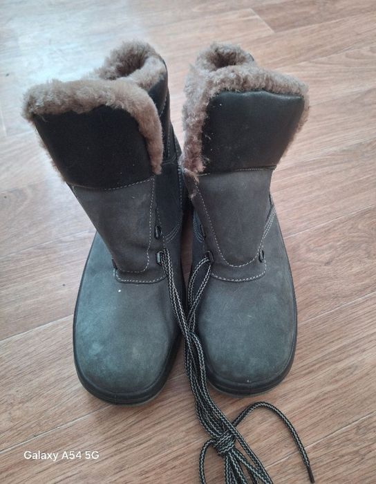 Продам ботинки зимние