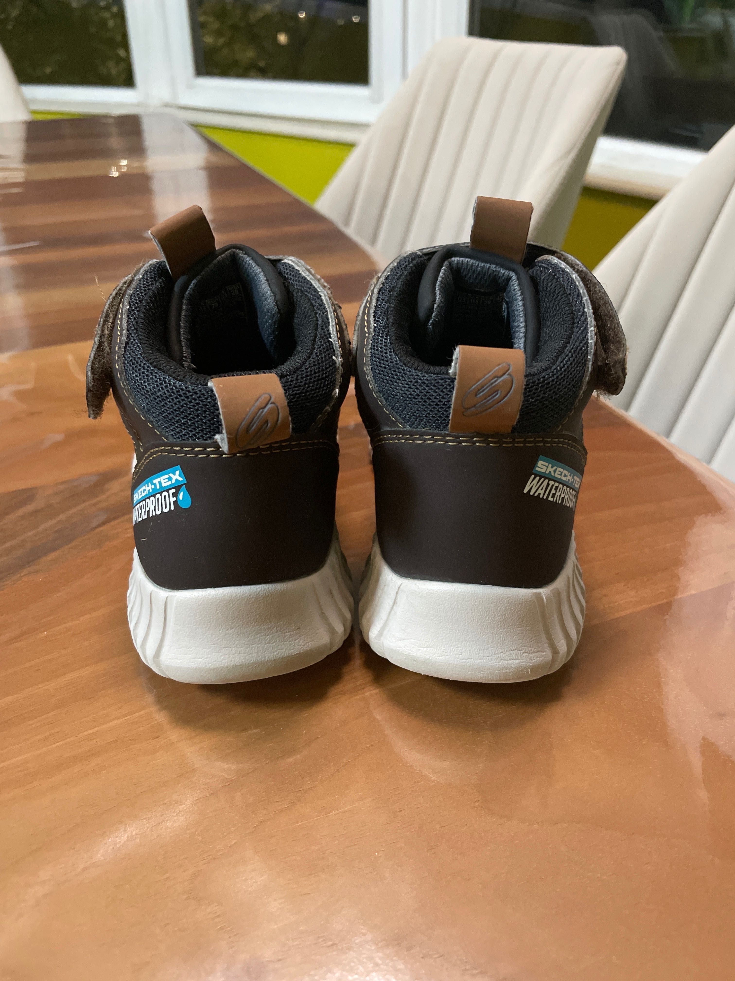 Продавам детски боти Skechers