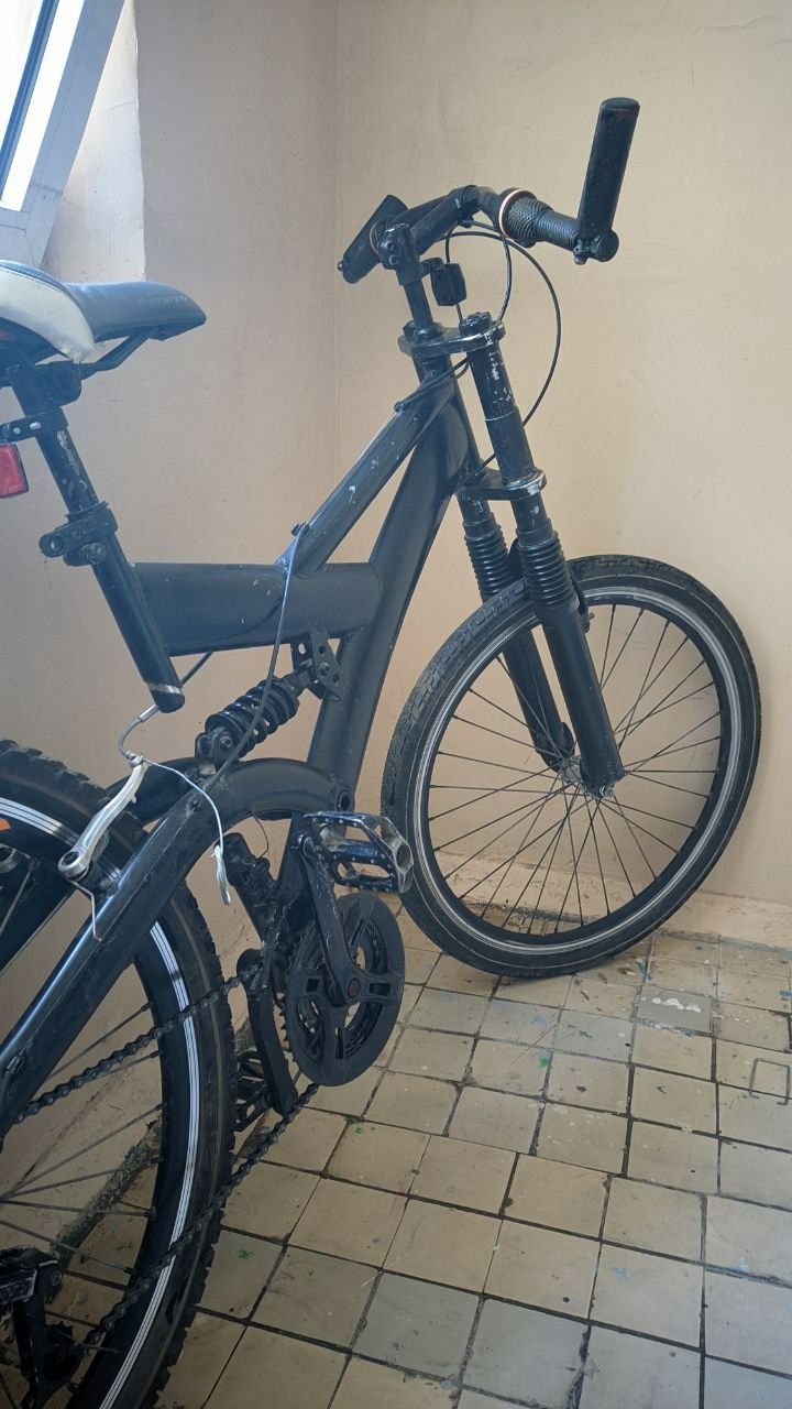 Горный велосипед . Черный окрас.