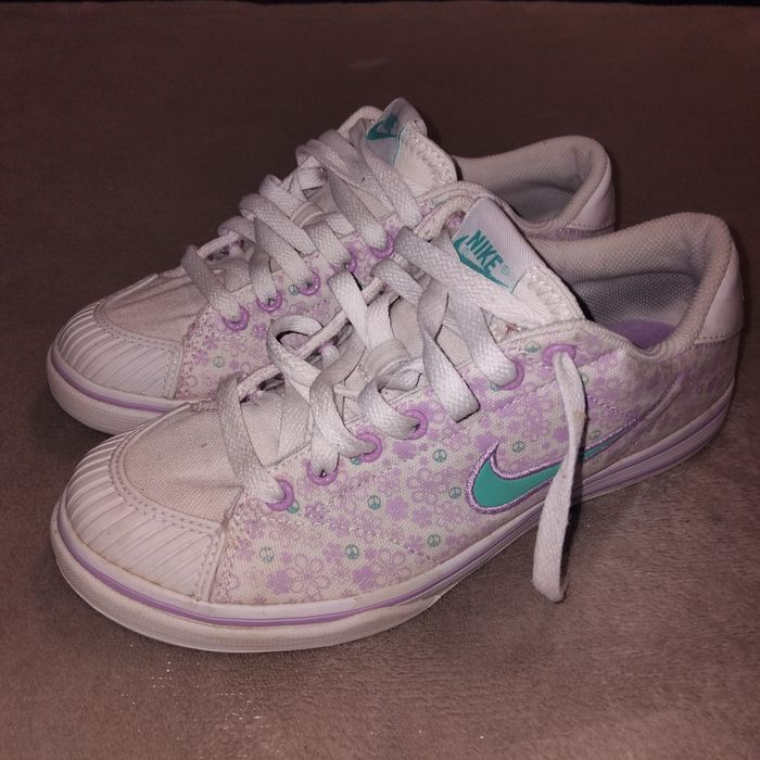 Pantofi foarte comozi și ușori, model feminin cu imprimeu floral.