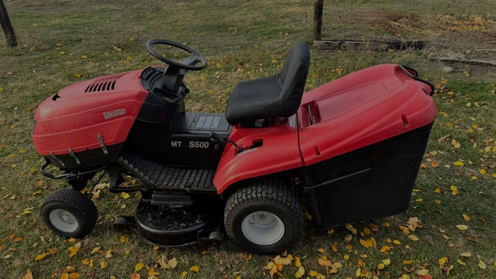 Tractoras de tuns iarba și gazon.