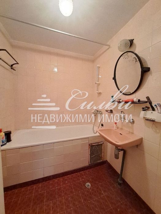 Продава се Четиристаен апартамент в Шумен, Боян Българанов 1 - 103 кв.м за 926 €/кв.м - Снимка #11
