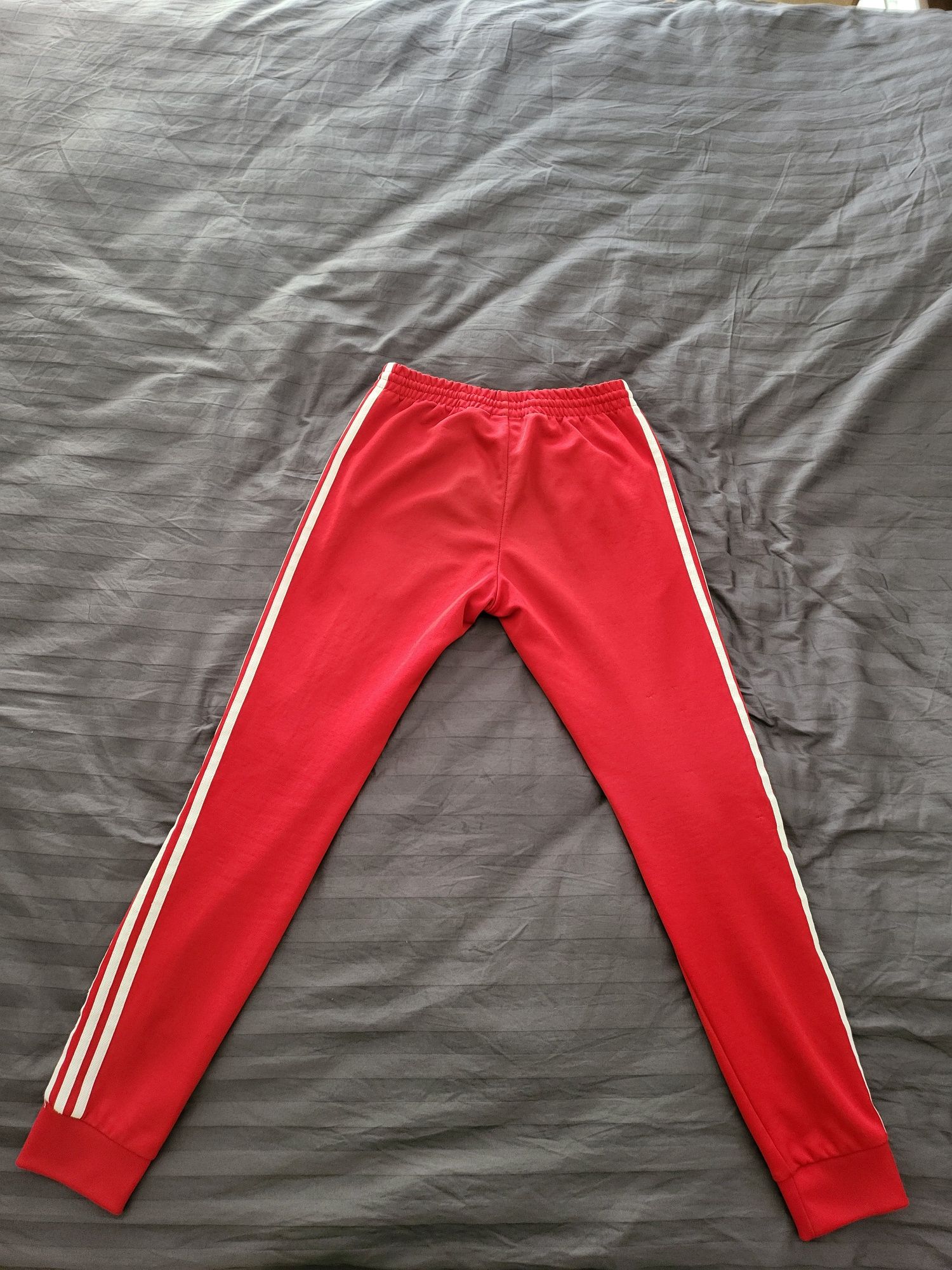 Trening Adidas rosu (pantaloni + bluza cu fermoar)