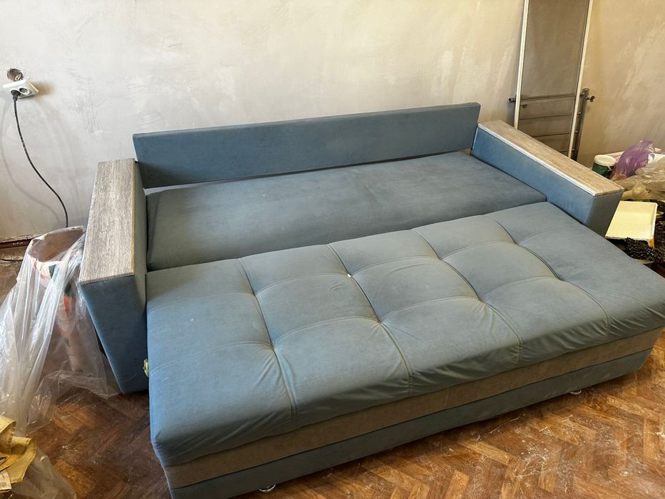 Раскладной диван с полкой для хранения вещей