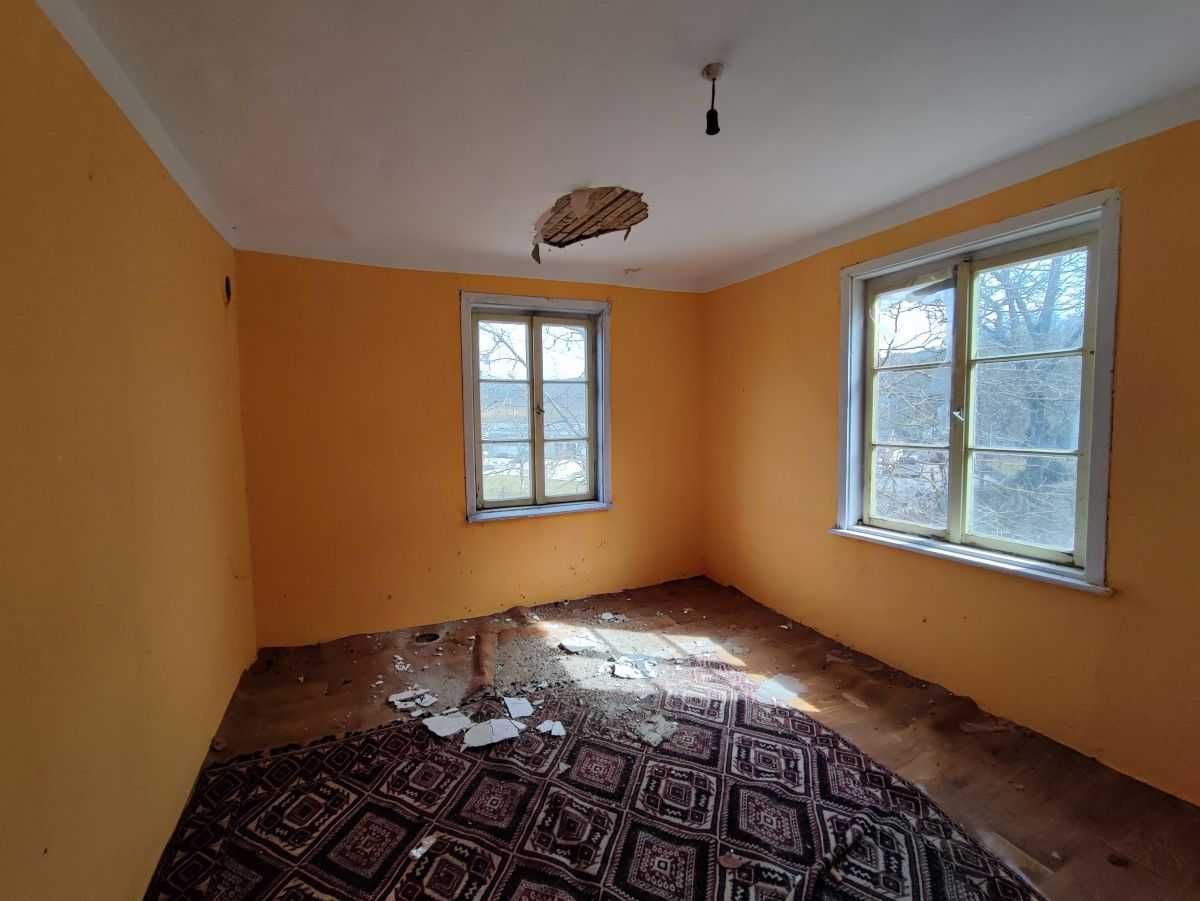 Двуетажна къща с двор в с. Шарани