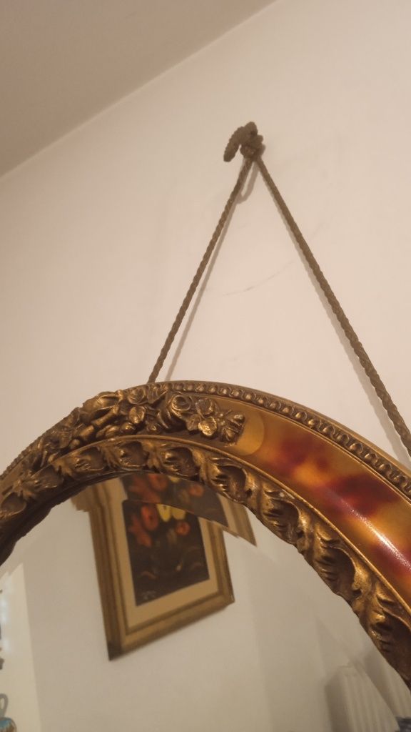 Oglinda ovala veche, rama lemn sculptat cu motive florale, stil baroc