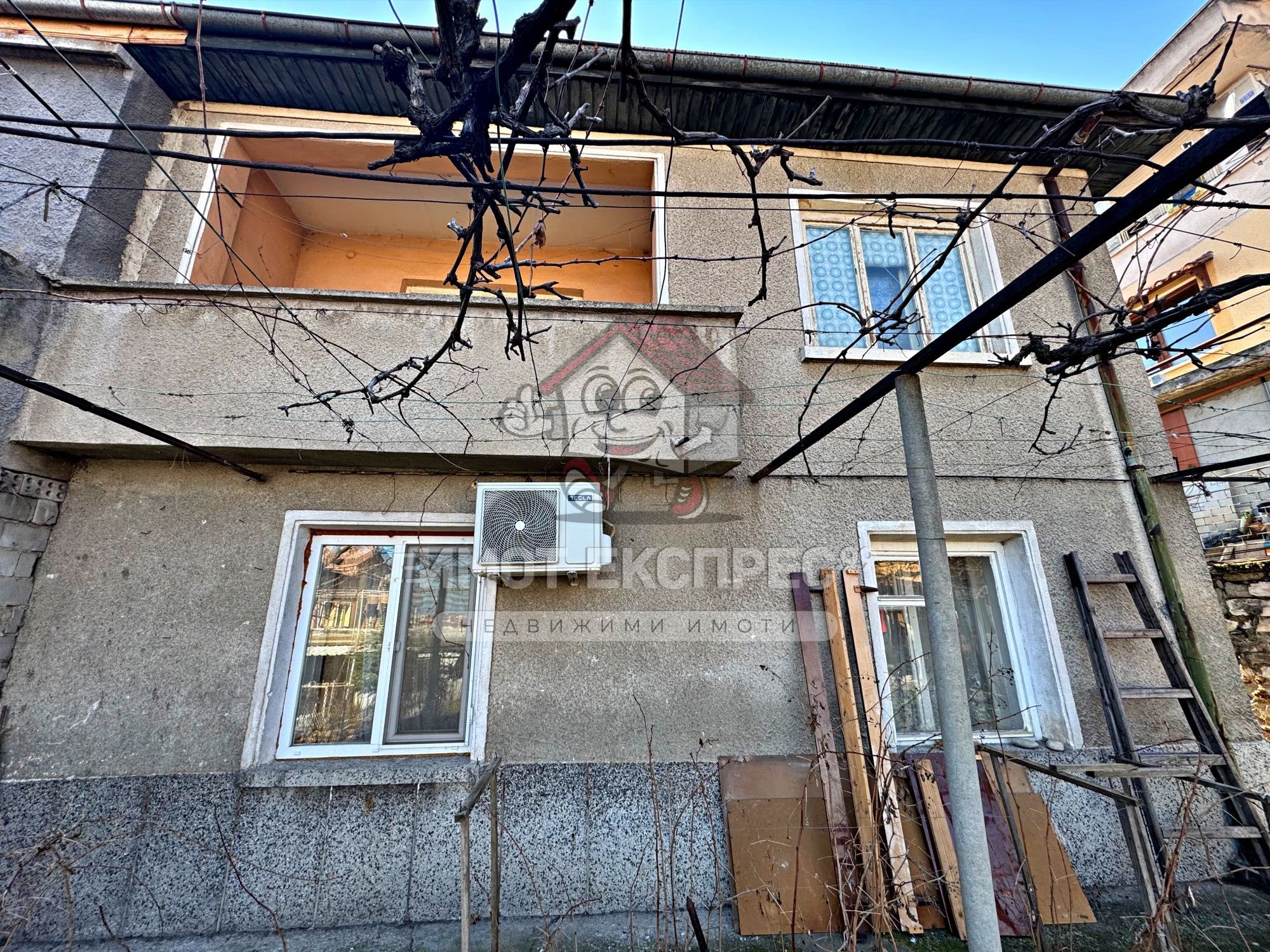 Самостоятелна къща, с двор, 156кв.м, с три спални, кв.Изток