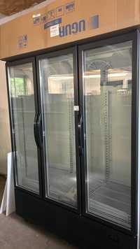 Хладилна витрина с три врати UGUR 207 cm.