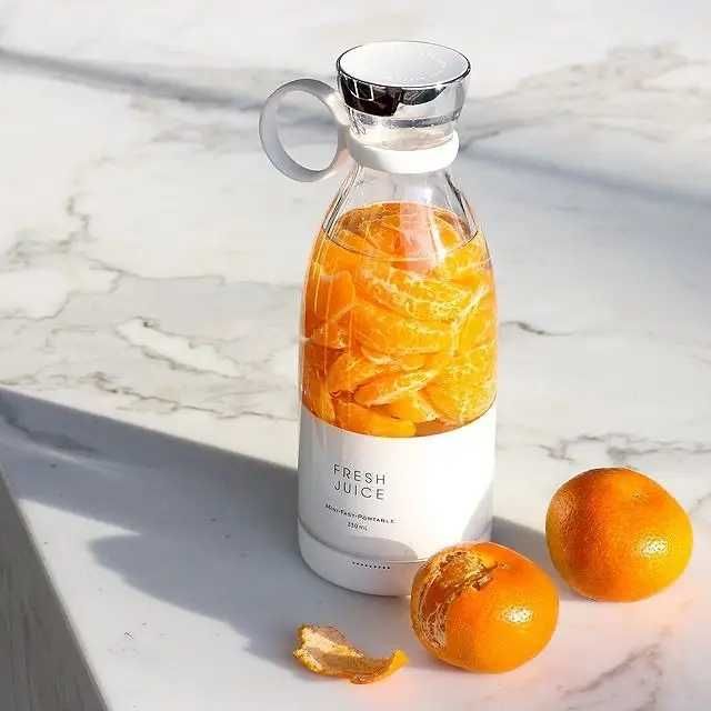 Blender portabil ideal pentru smoothie-uri și sucuri naturale