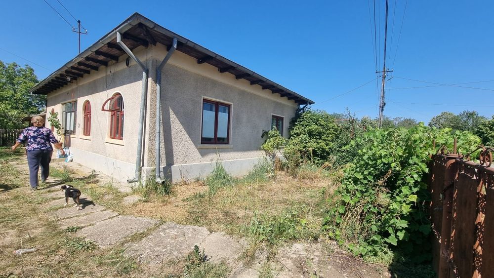 Vand casa 120 mp cu 5.000 mp teren intravilan in Podenii Vechi Prahova