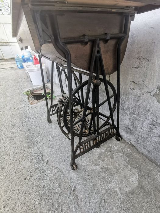 Стара шевна машина BRITANNIA