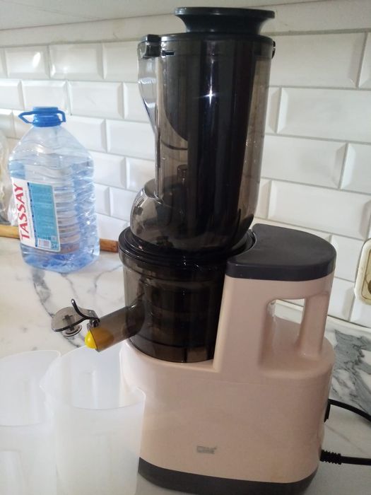 Электрическая соковыжималка для фруктов.