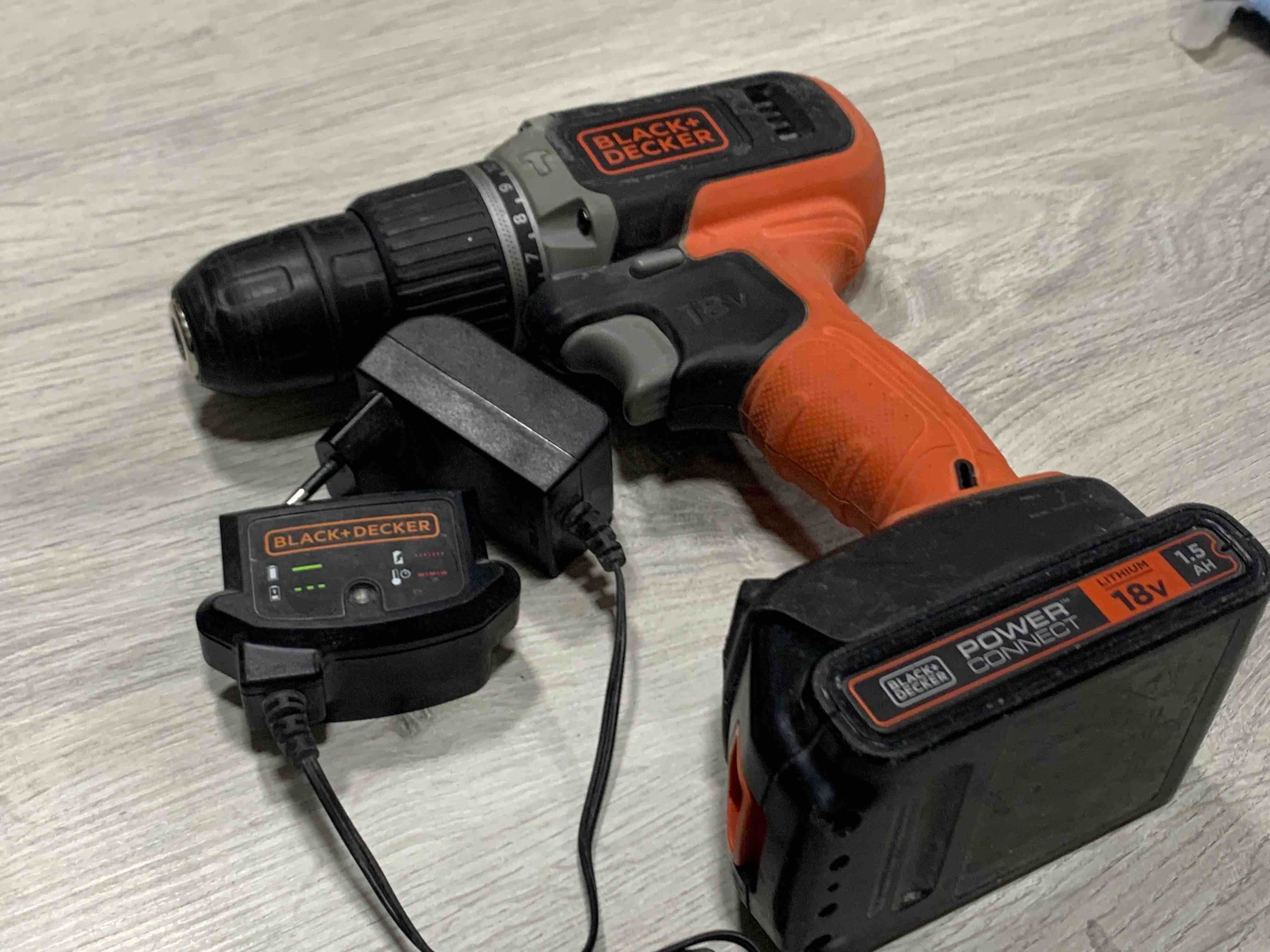 Акумулаторна бормашина Black+Decker BDASB18