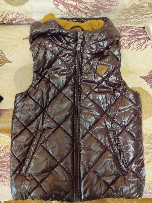 Продам жилетку с капюшоном