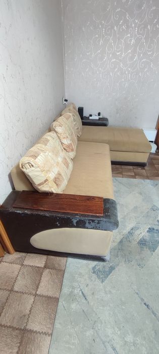 Угловой диван на перетяжку.