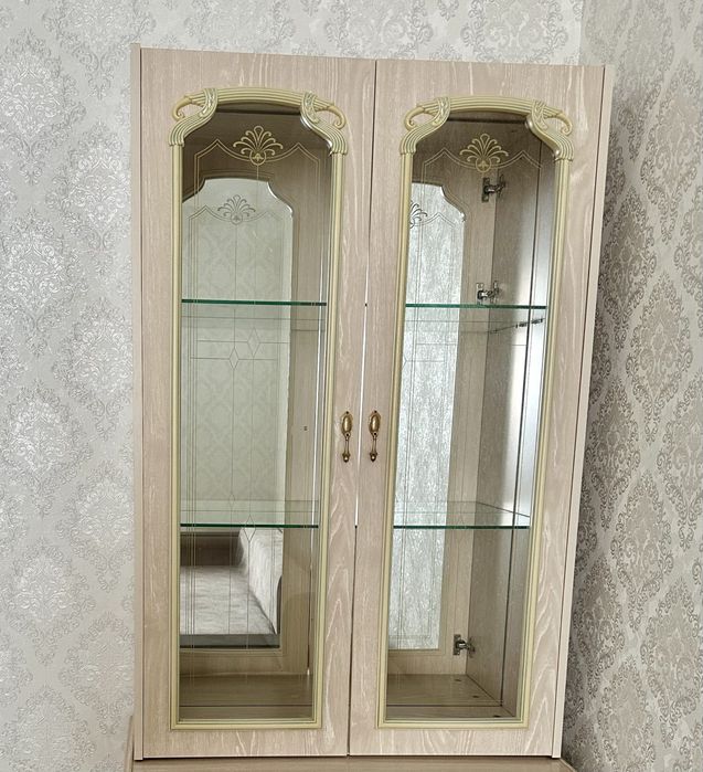 Продам шкаф -сервант