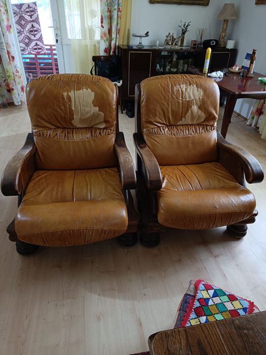 Vand canapea si fotolii din piele si lemn masiv + masa lemn masiv