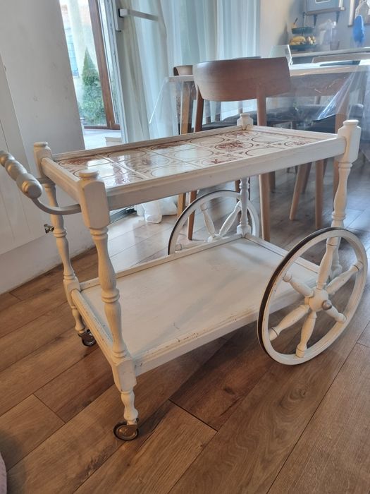 Masuta vintage cu roti