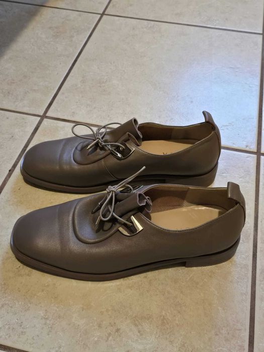 Vând pantofi bej, din piele, mărimea 38.