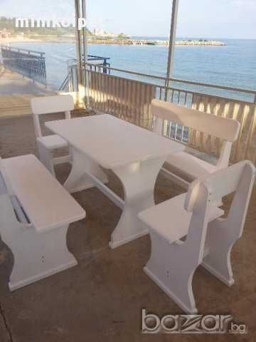 Дървени маси и пейки