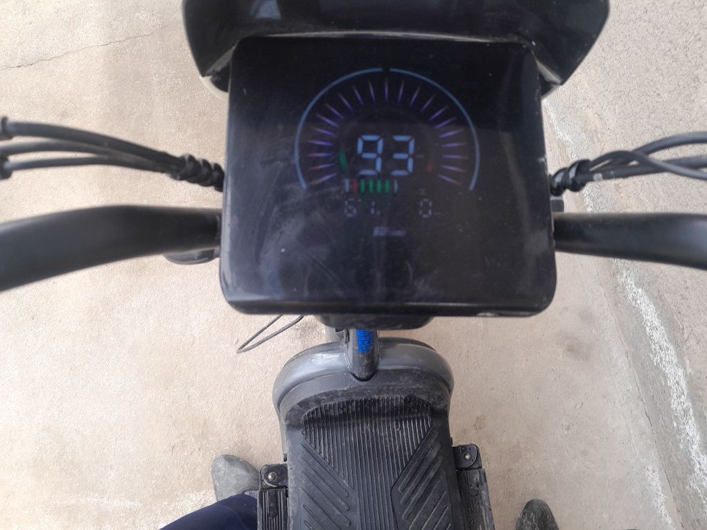 Skutr kastoreka modeli tezligi 35 40 km soat
