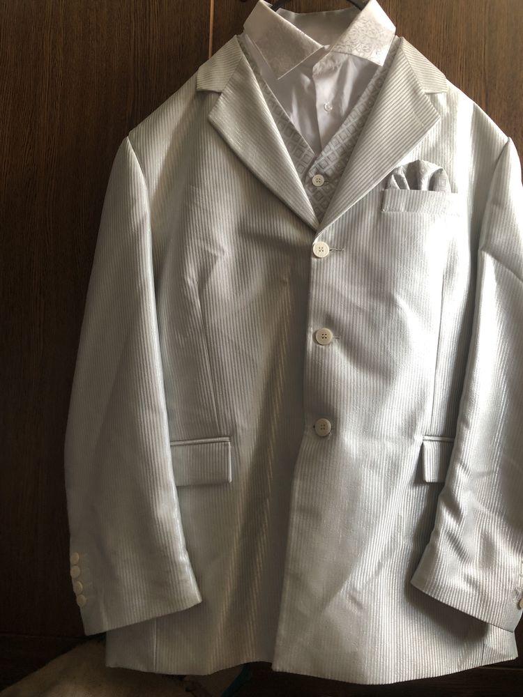Costum  completde culosre gri formst din sacou vesta camasa si pantalo