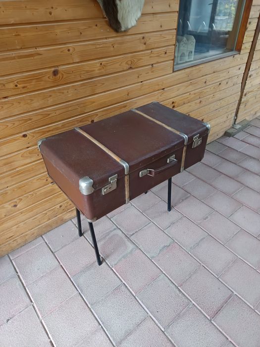 Valiza veche cu picioare metalice