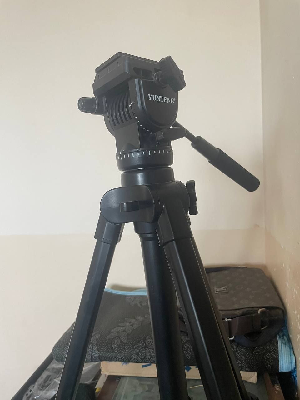 Yunteng 880. Продаётся штатив для камера.
