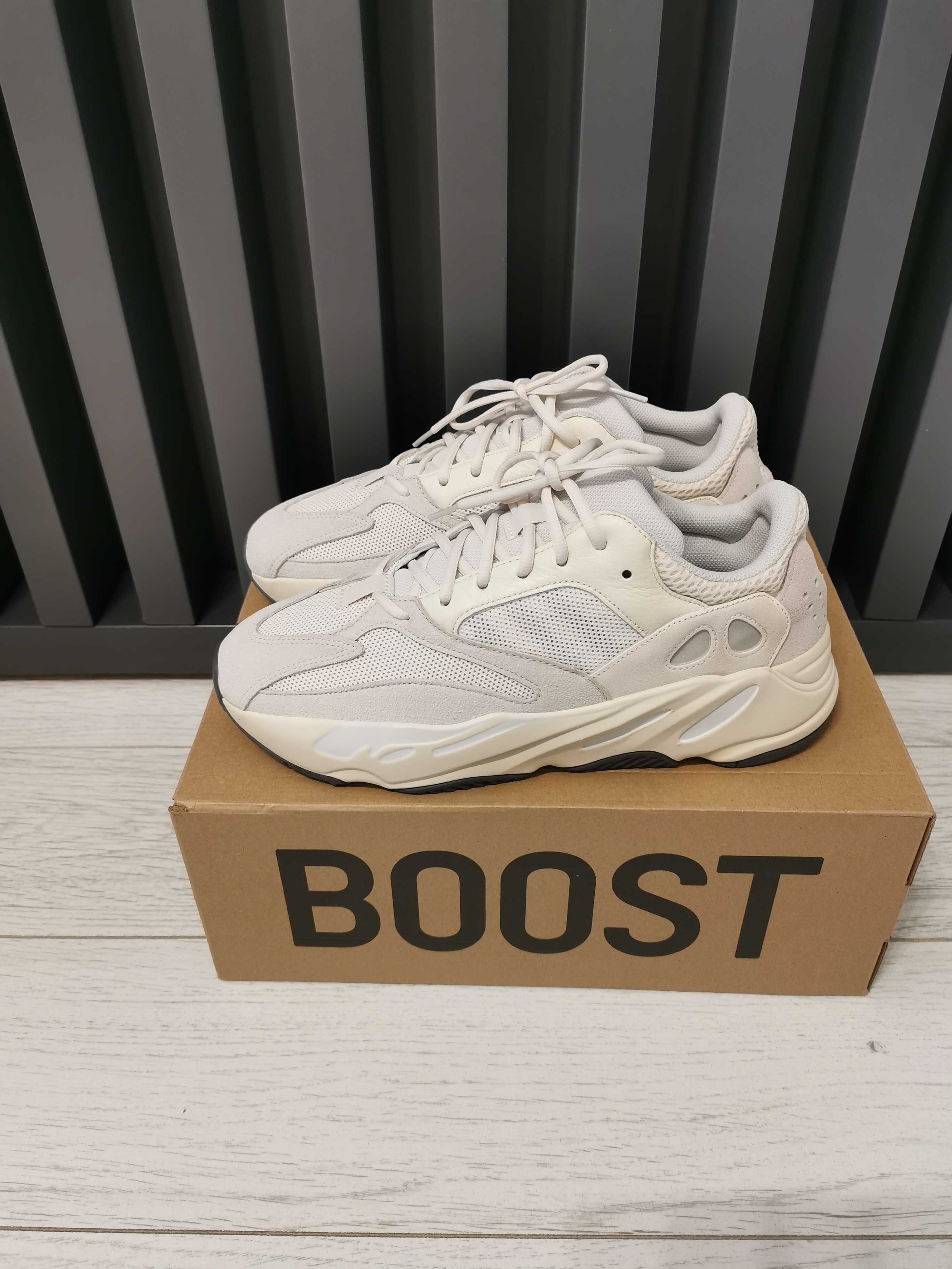 Adidas Yeezy 350 . Yeezy 700