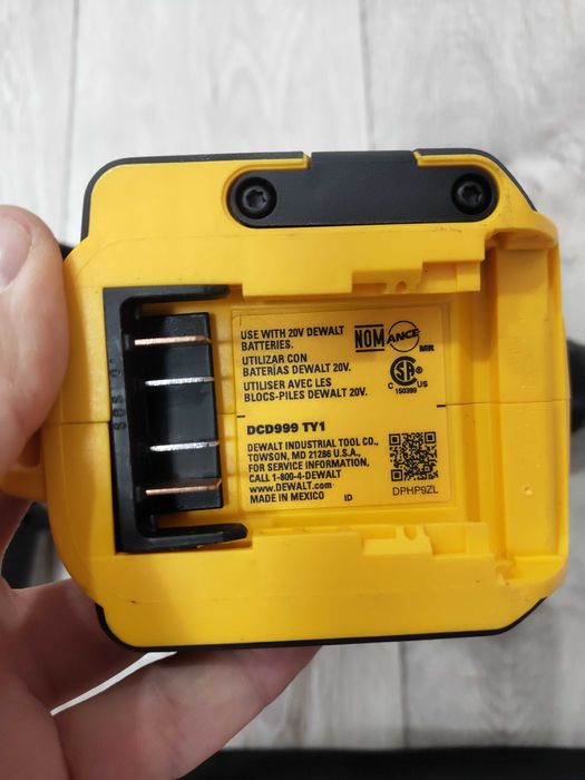 Шуруповёрт Dewalt DCD 999+зарядка+ручка+батарейка+сумка