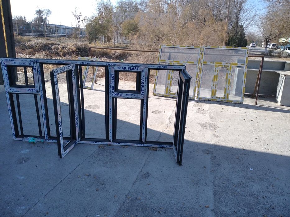 Tayyor deraza va eshiklar sotiladi. Narxi oʻlchamiga qarab