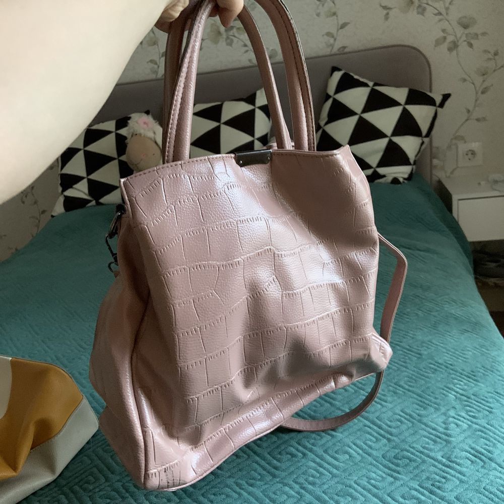 Срочно продам  две ,розовая и темно зеленую женскую сумку